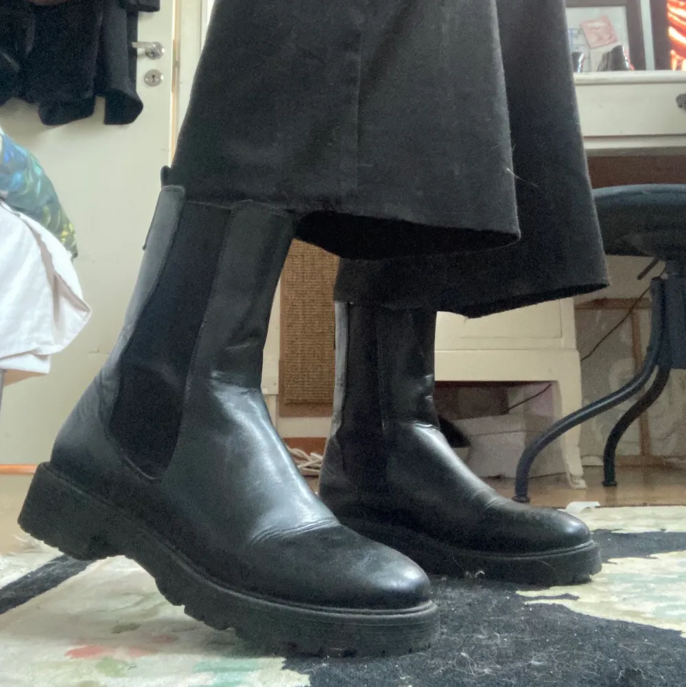 Höga svarta boots, använda en gång jag säljer din pga för liten storlek. Helt nyskick jätte fina och varma perfekt för vinter och vår . Skor.
