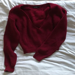Fin vinröd stickad tröja strl S - Helt oanvänd croppad stickad tröja med urringning, skönt garn som inte sticks. Passar mig som är vanligtvis strl S & 171cm 