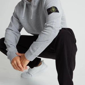 Stone Island Hoodie M - Köpte den för ungefär två år sedan, kvitto påse allt finns kvar. Nypris 2500kr men säljer för 1500kr, skicket är bra och patchen är hel, hoodien är använd men fräsch och inga flaws. Buda gärna 