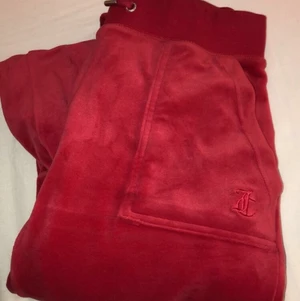 Juicy couture  - Säljer mina juicy couture byxor, storlek:M använd endast 2 gånger och dom är precis som nya. Finns i Göteborg 