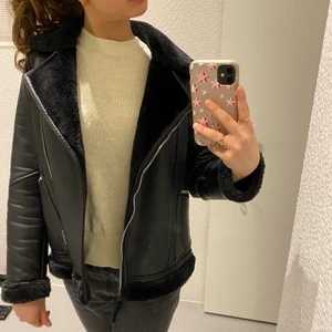 Jacka  - Jätte fin jacka från zara!!!! Den är lite liten på mig men funkar absolut att ha på sig som ni ser på bilden!! Nästan helt ny❤️