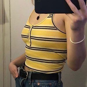 Randigt Linne S - Gulligt linne från BikBok. Skönt material och fin passform. Säljer pga använder inte. Bara använd ett fåtal gånger💛