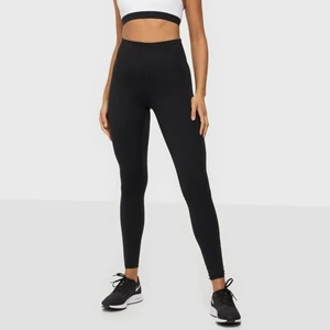 Nike dri fit thigts - Helt Svarta träningsthigts med ett svart nikemärke på vaden i bra skick. Jätte skönt och stretchigt material