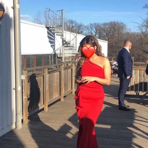 Balkläning/Maxikläning  - Väldigt fin och elegant röd kläning. Kläningen är köpt från Använt endast 1 gång! 