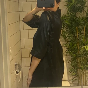 Svart kimono (oanvänd) - Endast testad, säljer endast pga behöver rensa. Skulle säga att denna är en liten M, vill man ha den oversize i ärmarna behöver man nog vara en stl S ungefär.💗 Nypris: 150kr