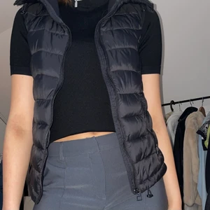 Väst - En väst från Zara, knappt använd. Den är i XS men passar mig som har M då jag inte ville ha den så oversized. ✨Köparen står för frakt✨