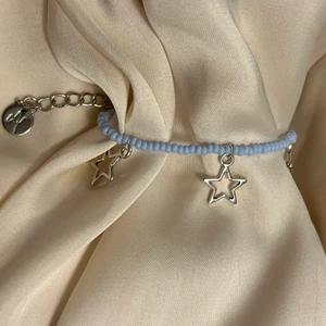 Louise - Stjärnarmband - 💙Louise stjärnarmband ✨Det går att välja mellan silver eller guld                                                                           💙Pris: 99kr 🤍Eventuell fraktkostnad: 14kr                     💙Storlekar på armband:                                                      💙XS/S - 13,5cm + 4,5cm < 18cm                                   💙M/L - 17cm + 4,5cm < 21,5cm                     ⭐️Beställning sker via Instagram @amici.uf              (Silver/guld, storlek & produkt)
