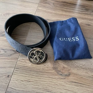 Guess skärp - Säljer mitt supersnygga guess skärp, svart band med snygg design och guldigt fäste! Jättefint skick, skulle säga att de passar S/M