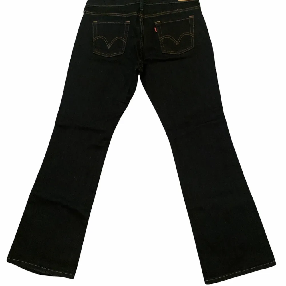 Levi’s boot cut 545” jeans i färgen mörkblå och storleken 10 medium. Använda endast en gång. Kan mötas upp i Stockholm eller leverera jeansen. Kontakta för mer info!💕. Jeans & Byxor.