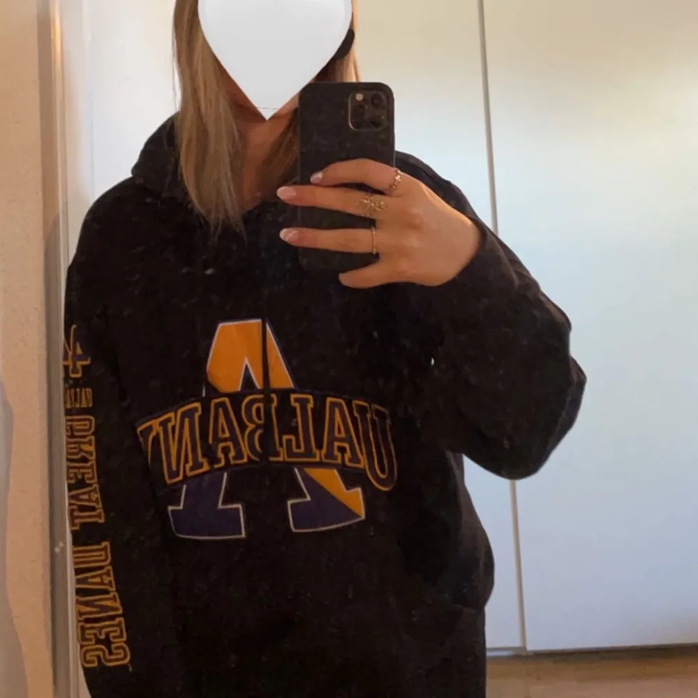 Säljer min champion hoodie i storlek M som på mig sitter  oversize och är skit snygg!! Säljer då den på senaste tiden inte kommit till så stor användning. BUDA i kommentarerna. Vid frågor skriv gärna privat❤️. 400kr + frakt💘. Hoodies.