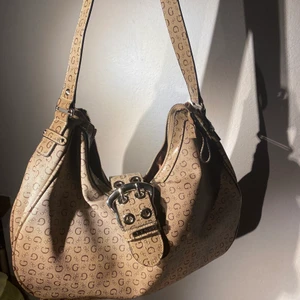 Guess väska - Supersnygg guess väska jag köpt här på plick. Skriv för fler eller bilder/frågor💗💗💖 