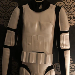 Stormtrupper dräkt Star Wars - Super cool stormtrupper dräkt som använts ändats en gång. Kan skickas men montagen står för frakten. Original priset på partykungen ligger på 995kr 💕