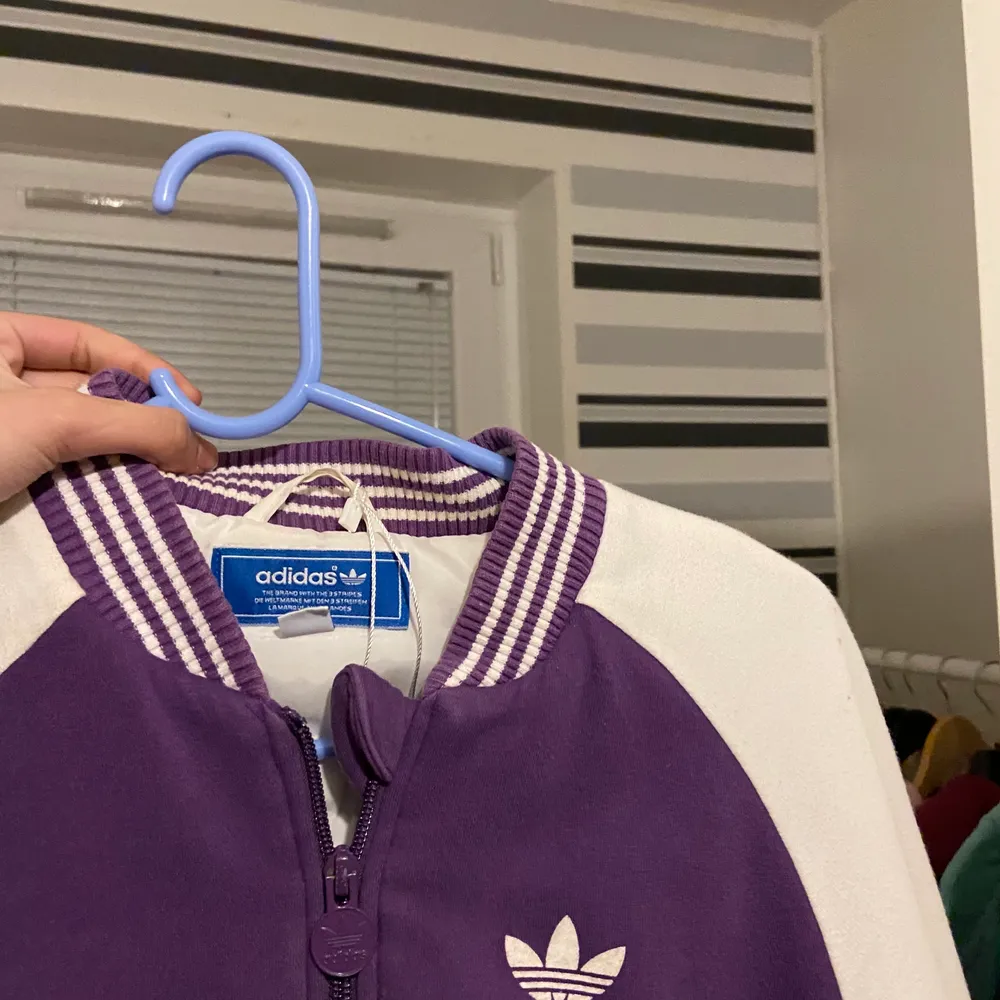 En lila adidas tröja med dragkedja. Väldigt fin men kommer inte till användning längre! Skriv vid intresse✨. Tröjor & Koftor.