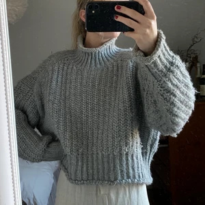 Stickad tröja  - Grå, oversize, stickad tröja från hm