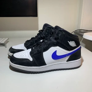 Air jordan 1 mid black racer blue - Köpta från restocks i april 2021 (kvitto finns!!)  och använda max 15 gånger. Väldigt fint skick, knappt creasade och bara små märken (skriv för fler bilder). Har använt extra sula hela tiden eftersom de är för stora för mig, så de är även väldigt fräscha invändigt. Tveka inte på o skriva! 