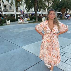 ASOS storlek 40 - Säljer min favoritklänning från ASOS Design. Den är i storlek 40 och endast använd en gång. Otroligt smickrande och underbar klänning! Köptes för 609 kr. Kan skickas mot att köparen står för frakt 😊