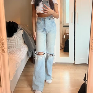 Ripped wide leg jeans 🤍 - Perfekta jeans nu till våren, bra skick och högmidjade! Jag är 163 cm 🤍