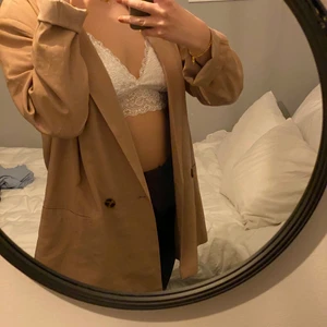 Beige/brun BLAZER - Blazer från Gina Tricot i strl. 42, jag bär den oversized som vanligtvis har strl. 36☺️ Superfin att ha över spetsbh, men också som klänning om man är lite kortare än mig. (Jag är 176 cm lång). 