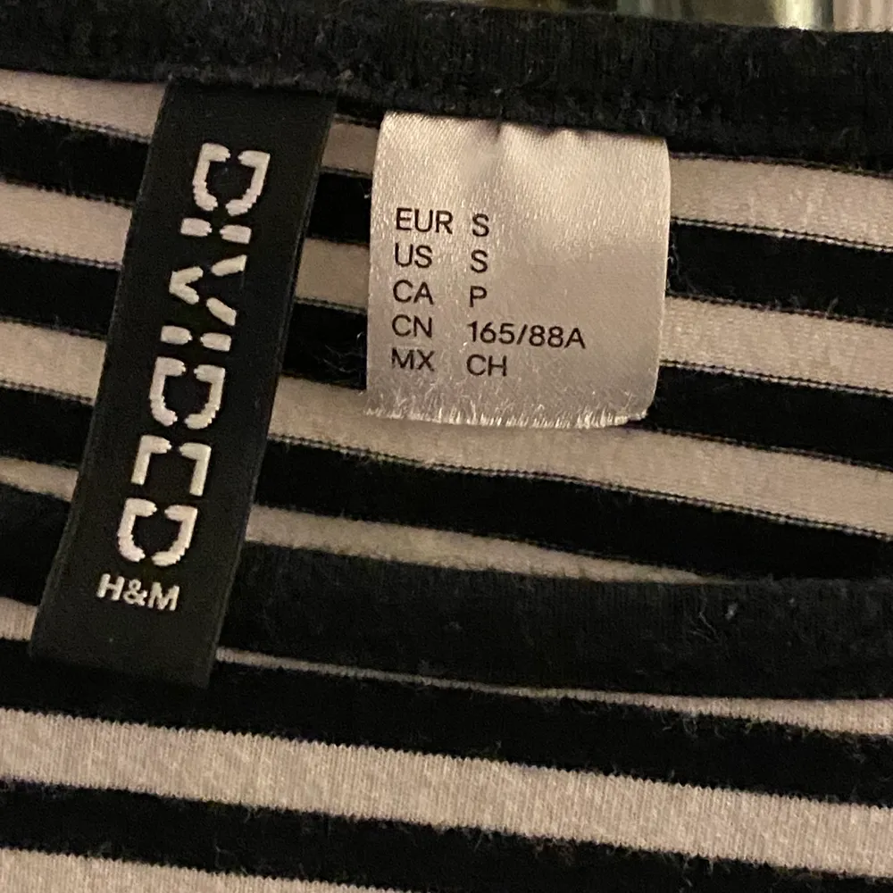 Jag säljer en svart/vit långärmad tröja. Denna tröja är lite croppad. Jag säljer den för jag aldrig fick någon användning för den.. Tröjor & Koftor.