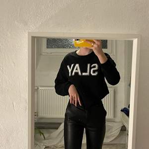 Mjuk sweatshirt med texten ”slay” på framsidan