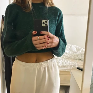 Stickad tröja - Mörkgrön stickad tröja i mycket gott skick, tröjan är egentligen som på andra bilden, har vikt upp den på första🙌