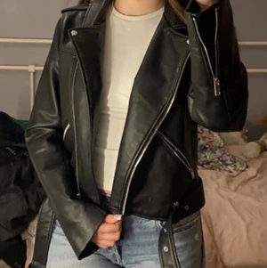 Skinnjacka - köpt flera år sen, sparsamt använd. storlek 38 men skulle säga S