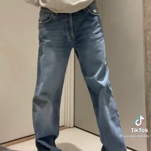 Populära jeans!! - Säljer dessa populära jeans från zara i storlek 36, de är helt slutsålda!! Köparen står för frakten!!! Lånade bilder!!🤎🤎