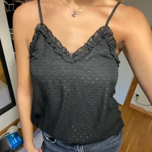 Glittrig prickig topo - Glittrigt prickigt linne från Bikbok i storlek XS. Aldrig använt. Jättefin till fest. Kan sjustera banden. 