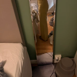 Gula långa vida jeans - Långa vida ljusgula jeans från HM. Använda ca 3 ggr. Jeansen är hödmidjade. De har två små fläckar vid höger ficka (om man har de på sig) som inte går bort. Därav det låga priset.
