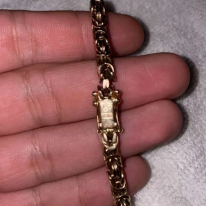 Säljer min kedja för bra pris!! - Säljer min 18karat guld kedja för 2500kr med stämpel och allt möjligt, hör av er om ni är intresserade!