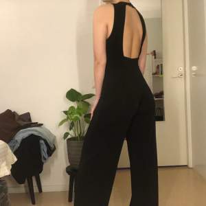 Skitsnygg jumpsuit med öppenrygg, riktigt unik. Har tyvärr inte fått någon möjlighet att använda den så är i nyskick. Materialet är stretchigt och man får en fin rumpa🤍 jag är 165 och den slutar vid min häl 🥰