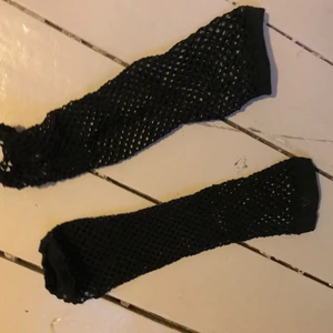 nät handskar - coola näthandskar! det finns hål för lillfinger och tumme men syns ej i bilden!):