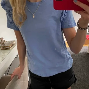 Zara t-shirt volang - (Lånad bild) jättefin t-shirt från zara💘💘 gratis frakt vid snabb affär!!