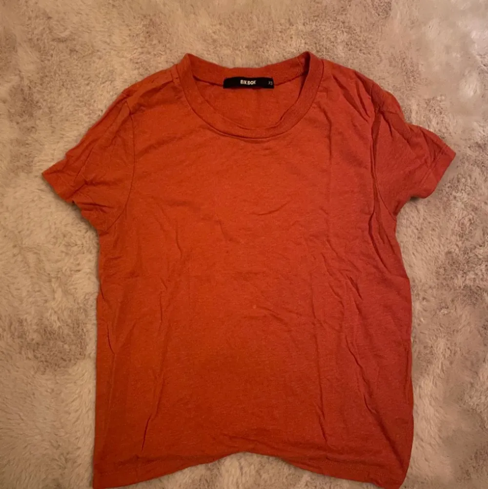 Röd/orange t-shirt från bikbok. T-shirts.