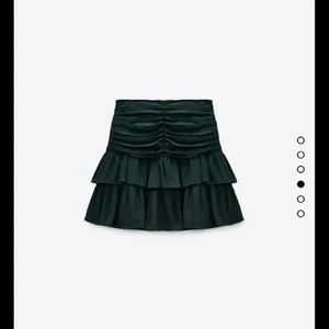 Grön volang kjol  - Jätte söt grön kjol från Zara som är helt slutsåld i storlek S, prislappen sitter kvar! 💞