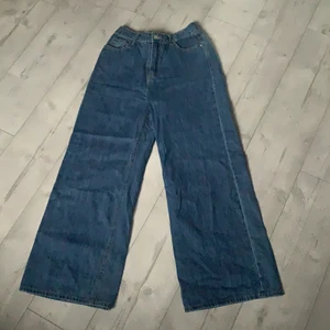 Jeans - Vida jeans i storlek s-m, säljer för att de är stora på mig. Passar dock bra i längden på mig som är ca 173-175. 