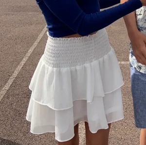Vit volangkjol  - Lånad bild, skriv om du vill ha egna bilder! Superfin kjol som inte används mycket 💕