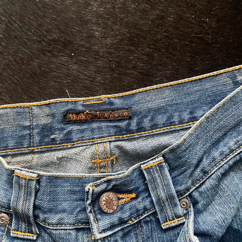 Mid Rise nudie jeans, 27/34 är storleken i jättebra skick 💘💘 midjemått är ca 70. Jeans & Byxor.