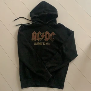 Hoodie med tryck - Skitcool hoodie!🥳Supermysig och fin att ha med ett svart diadem och en vit kjol på sommarn🐬🌸🌳Nypriset var ca 500 kr och jag sätter mitt nypris på 170 kronor💓💓