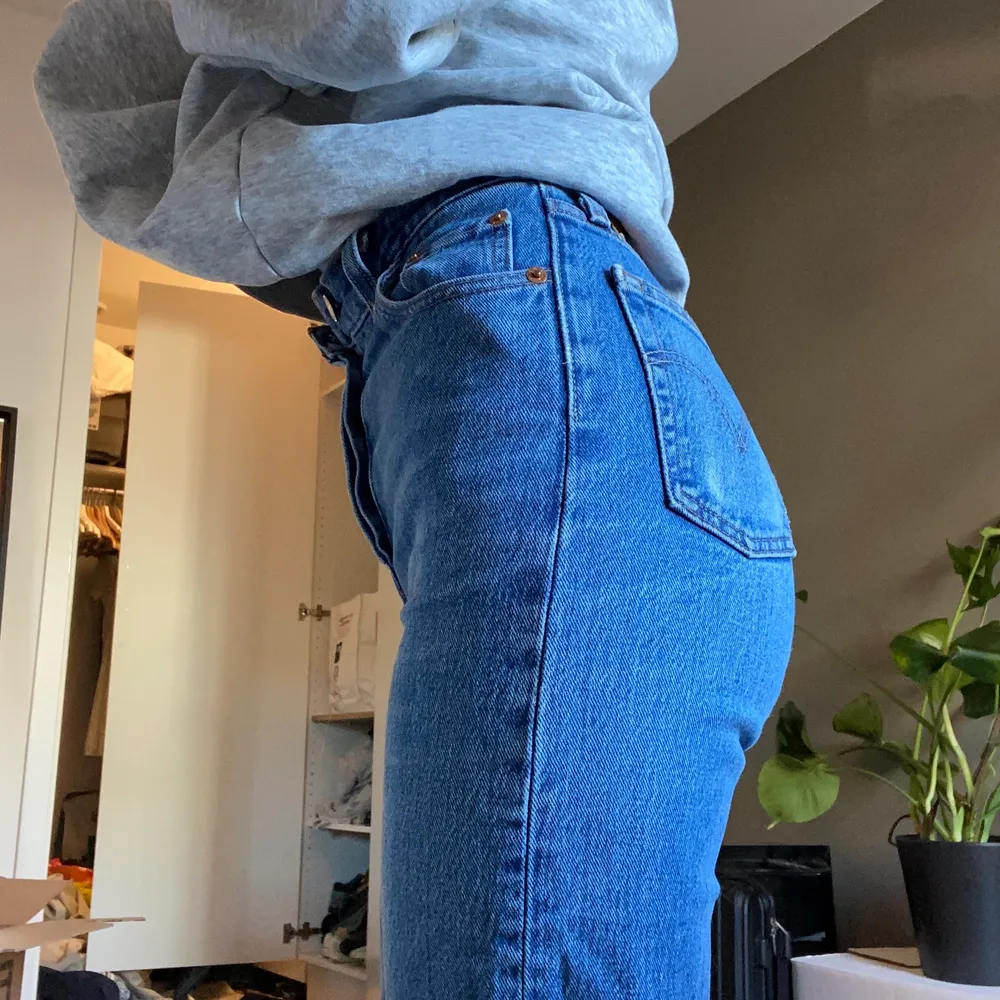 Säljer mina blåa Levi’s jeans i modellen ribcage straight då dem inte passar längre. De är i mycket fint skick men har använts väl. Storleken är W23L27. Super sköna och snygga! jag är 160cm lång😊. Jeans & Byxor.