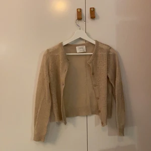 Zara kofta - En Zara kofta i färgen beige men den är stickad och är helt oandvänd. Finns ett linne till i mitt tidigare inlägg som du kan köpa tillsammans med denna. I storlek 11-12 år och 152cm. DM mig om ni vill ha fler bilder eller mer information. Plus frakt!