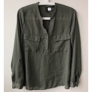 Militärgrön blus/skjorta, strl 34 - Militärgrön blus i storlek 34 från H&M.  Lite genomskinlig i tyget. Bra skick!