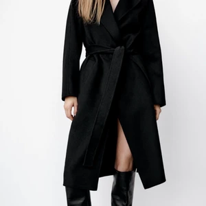 Zara ullkappa - Säljer min fina ullkappa från zara. Strl xs passar xs/s. Använd 2 gånger pga köpt en till svart kappa. Nypris 1195 :- , helt slut på hemsidan. (Jag är 164)