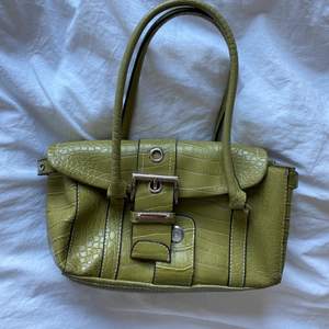 Supersöt grön handväska köpt här på plick!! Olivgrön<33 