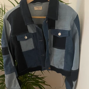 Cool jeansjacka - Världens ballaste jeansjacka som jag tyvärr inte finner användning av längre.. superbra skick!