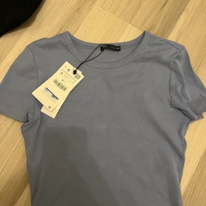 2 pack kosta tröjan från zara  - Den blå är i storlek S och den svarta i m, den svarta är som en xs/S och den blå är som en s! Det ser ut som det är en fläck på den blå med det är det inte, i verkligheten är den mer gammel babyblå men de framgår inte på bilden, svarta använd i gång