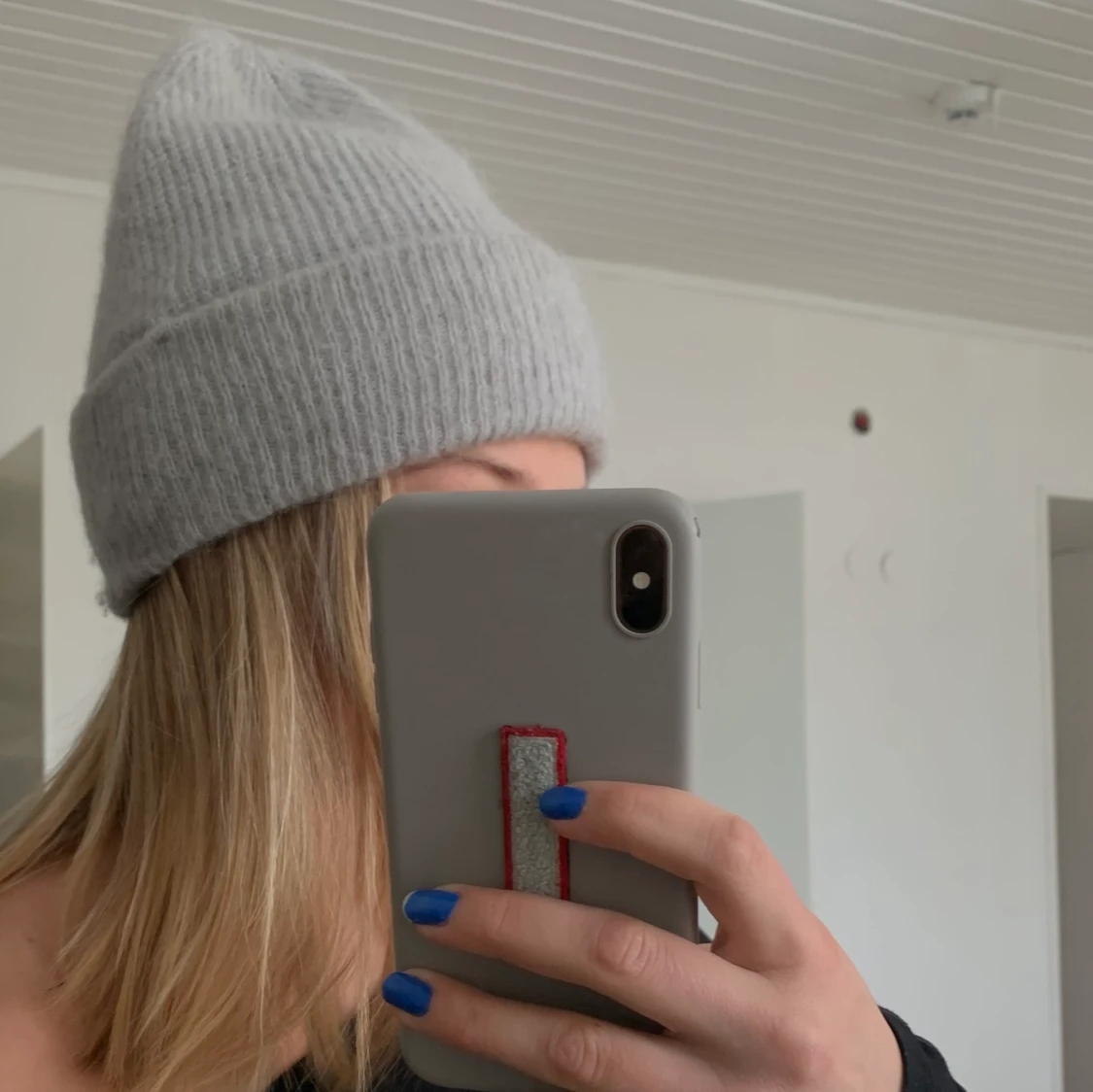 Grå stickad mössa - 90