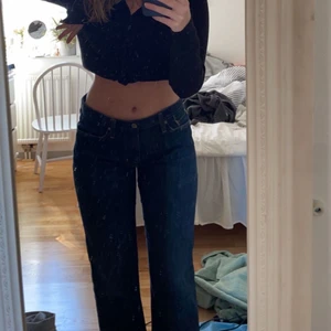 Lågmidjade jeans - Säljer dessa vintage mörkblå lågmidjade jeans❤️