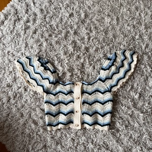 Stickad topp - Jättefin stickad topp! Säljer pga den är förstor för mig. Så fin sommar/vår topp!! Har aldrig använt. 