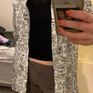 Keith haring - Skircool skjorta med keith haring tryck! Skriv privat för för bilder eller för att diskutera pris! Köparen står för frakt! Priset då den är original och ej säljs längre!